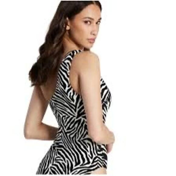Kate Spade Zebra One-Shoulder One-Piece Swimsuit Black White Size Medium
NEW - Picture 3 of 12